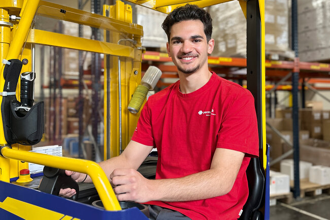 Angehender Logistiker auf einem Staplerfahrzeug