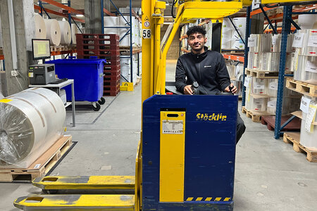 Lernender bedient einen Hubstapler