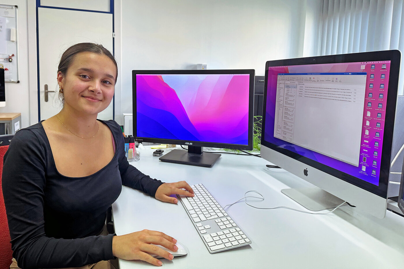 Lernende Polygrafin an ihrem Arbeitsplatz. 