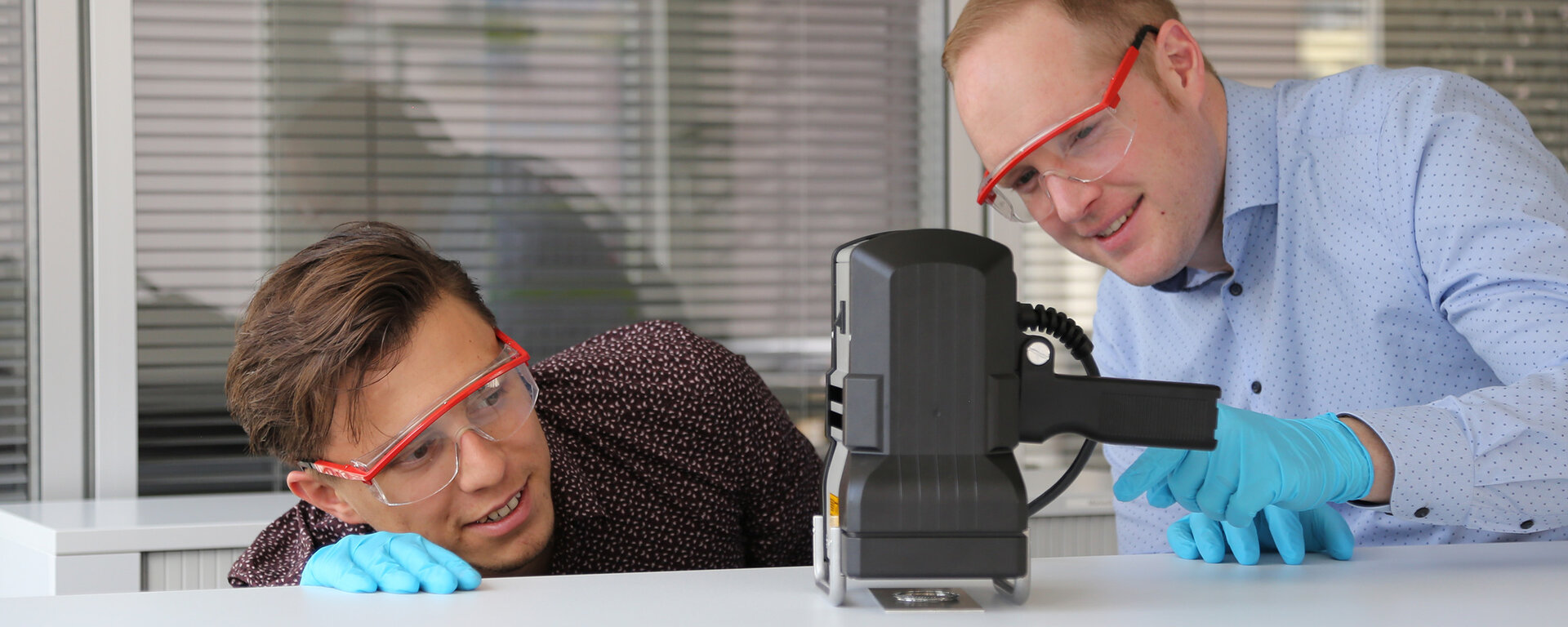 Zwei Männer arbeiten mit einem UV-Strahler