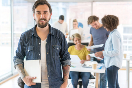 Mehrere Personen mit Dokumenten in den Händen