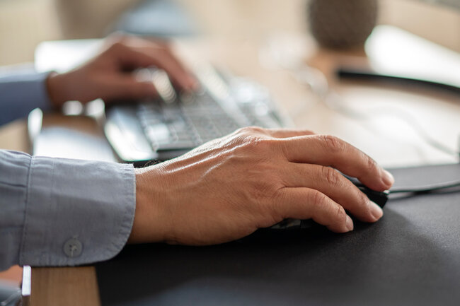 Hand auf einer Computer-Maus