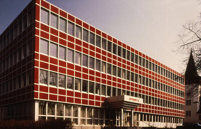 Rotes Firmengebäude von Permapack im Jahr 1986