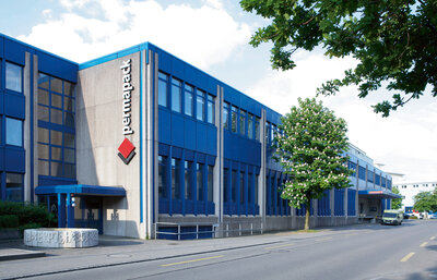 Blaues Produktions- und Bürogebäude der Permapack