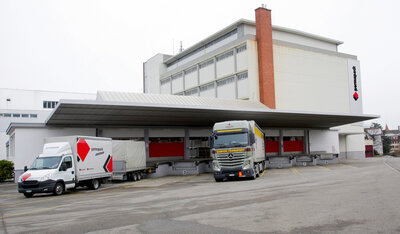 Logistikgebäude mit Lastwagen an Laderampen 