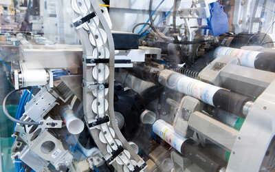 Maschine zum Verarbeiten von Tubenlaminat zu abfüllfertigen Tuben.