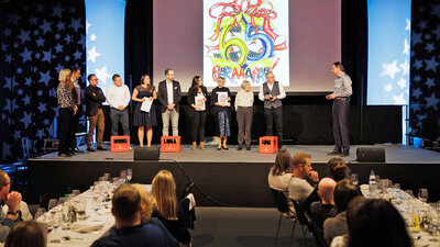 Die Mitglieder der Inhaber-Familien Sonderegger, Hansmann, Graf stehen nebeneinander auf der Bühne.