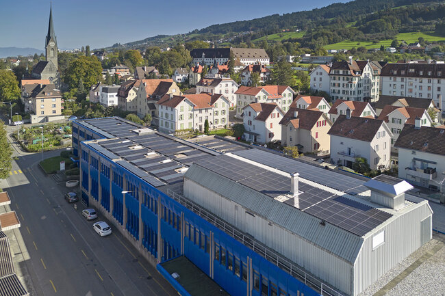 Permapack Haus 2 mit Photovoltaik-Anlage auf dem Dach aus der Luft fotografiert