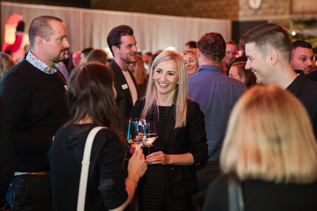 Mitarbeitende beim Apéro zum 65. Firmenjubiläum