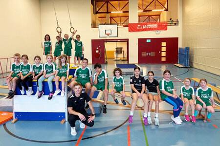 Ein Gruppe Kinder im Move-ya-Camp machen Gymnastik