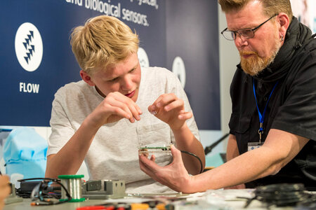 Ein Mann und ein Junge bauen ein elektrisches Bauteil