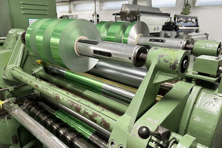 Maschine zum Konfektionieren von Folienrollen