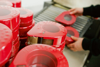 Ein Stapel mit roten, eingeschrumpften Verpackungsband-Abrollern