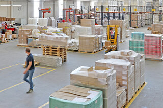 Für den Versand bereit gestellte Paletten mit Waren