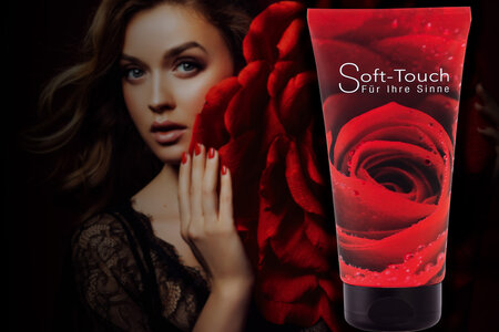 Eine Frau mit einer Rose im Hintergrund. Im Vordergrund eine mit einer Rose bedruckten Tube.