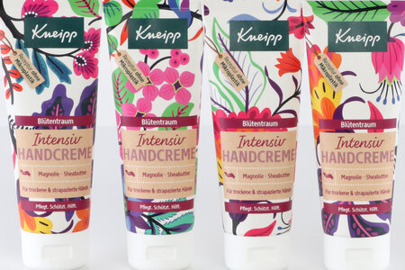 In vier Varianten bedruckte Tuben mit Handcrème