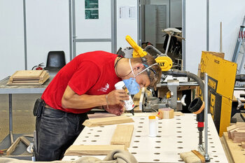 Elmar Wyrsch beim Auftragen von Leim. (