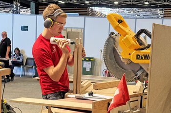 Loïc Santschi trägt Leim auf.