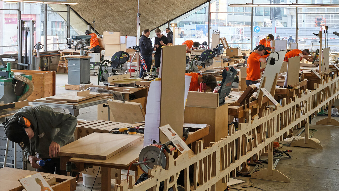 Schreiner-Talente bei der Umsetzung ihrer Meisterschaftsaufgabe