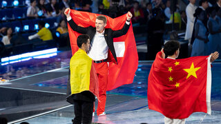 Augustin Mettraux mit der Schweizer Flagge als Umhang bei der Siegerehrung.