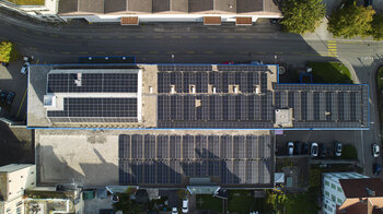 Blick von oben auf die Photovoltaik-Anlage. 