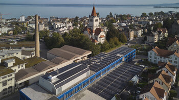 Luftaufnahme vom Permapack-Gebäude aus südwestlicher Richtung mit Kirche und Bodensee im Hintergrund