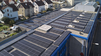 Blick auf die einzelnen Module der Photovoltaik-Anlage von oben. 