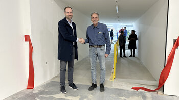 Handshake vor dem Tunneleingang