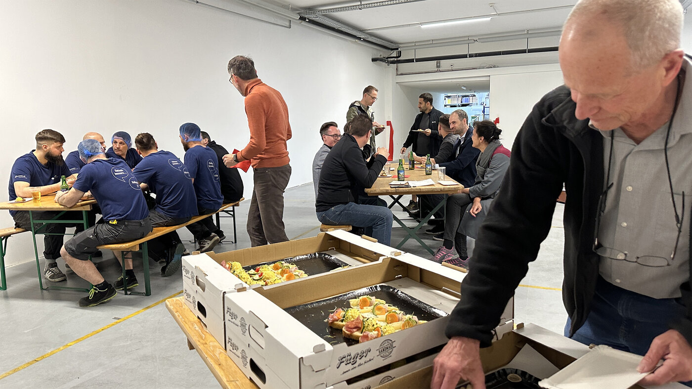 Beim Apéro zur Einweihung des Logistiktunnels