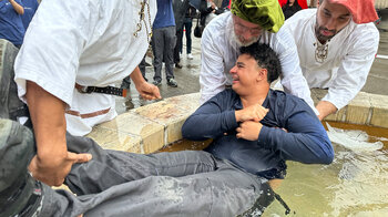 Ein Mann wird zur Gautsch-Zeremonie in den Brunnen getaucht.