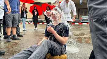 Im Zuge der Gautsch-Zeremonie wird eine Frau mit Wasser übergossen.