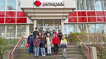 Gruppenbild mit allen Kindern, die den Zukunftstag bei Permapack verbracht haben.