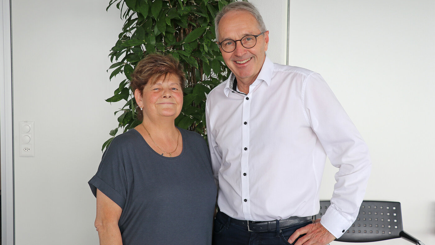 CEO Thomas Hansmann mit der Jubilarin Denise Hein