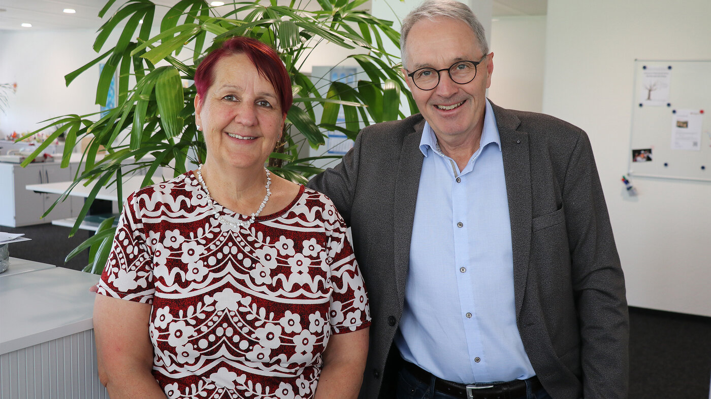 CEO Thomas Hansmann mit der Jubilarin Beatrice Baur 