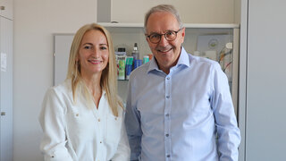 Jubilarin Selma Dedeic mit CEO Thomas Hansmann