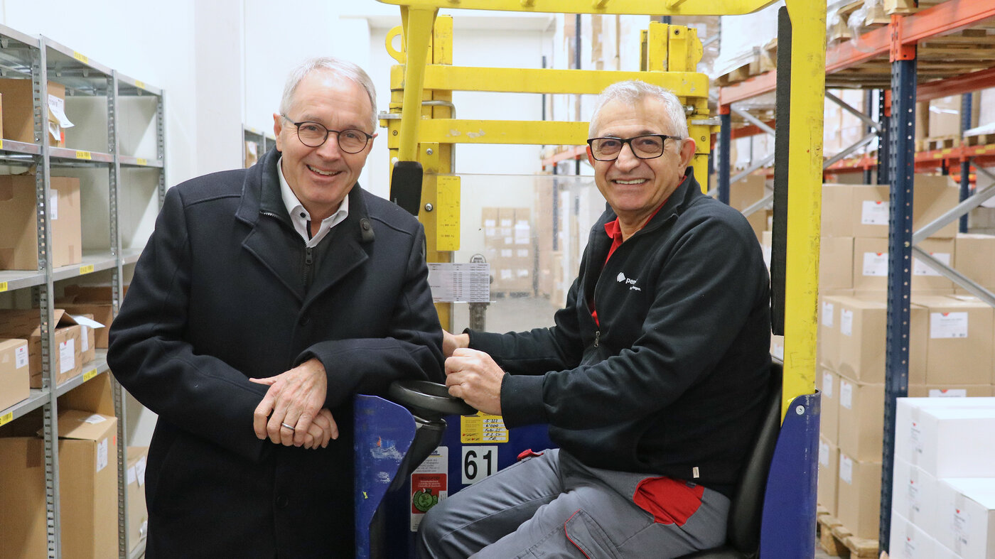 CEO Thomas Hansmann und Jubilar Zeki Mert