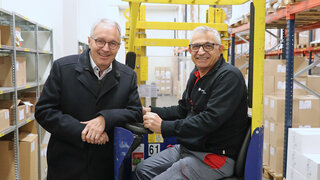 CEO Thomas Hansmann und Jubilar Zeki Mert