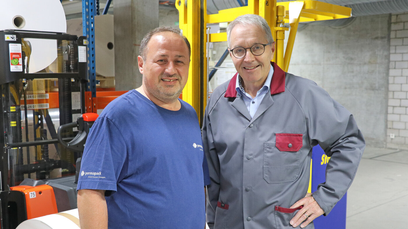 Musafir Bajramoski mit CEO Thomas Hansmann im Zentrallager.