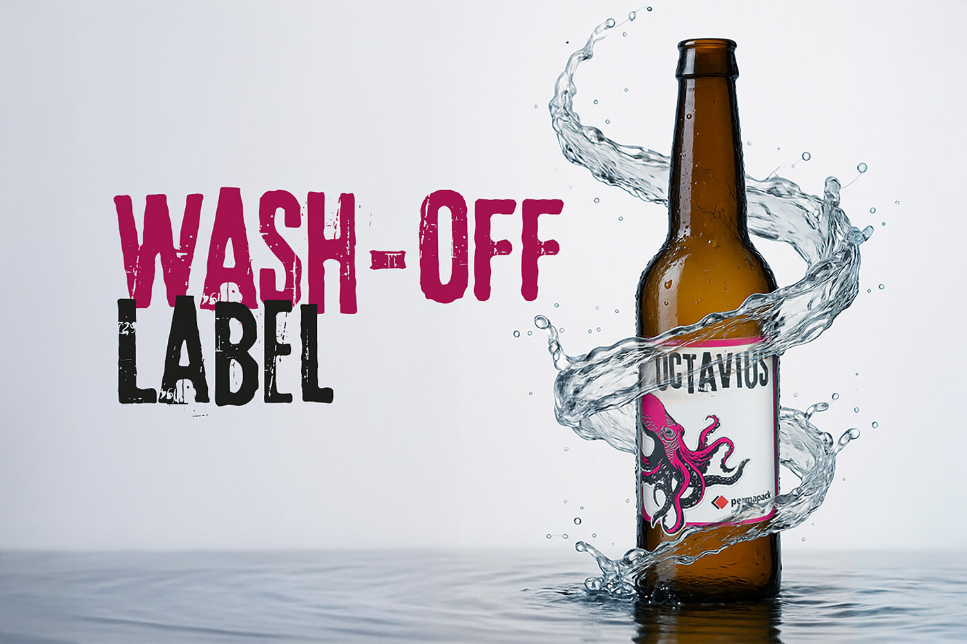 Wasser umspült eine Bierflasche mit einer abwaschbaren Etikette mit Tintenfisch darauf.
