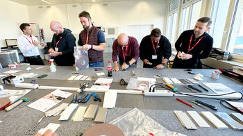 Teilnehmer machen Testverklebungen mit VST-Montagebändern.