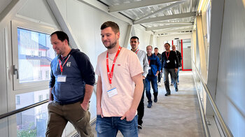 Gruppe beim Produktionsrundgang