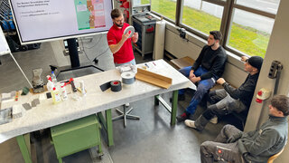 Permapack-Mitarbeiter zeigt Berufsschülern ein Dichtungsband. 