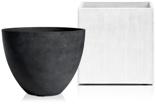 Zwei handgefertigte, schlichte Pflanzentöpfe der Marke Cosapots in den Farben Schwarz und Weiss für In- und Outdoor