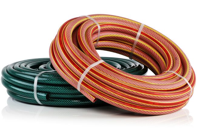 Zwei hochwertige Gartenschläuche der Marke FITT in den Farben Dunkelgrün und Rot