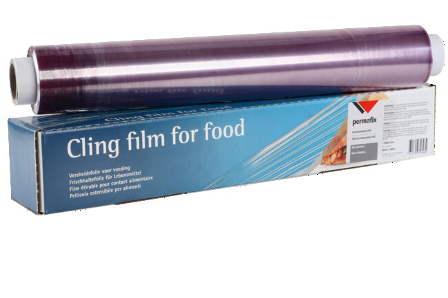 Eine Rolle Frischhaltefolie liegt auf einer blauen Schachtel