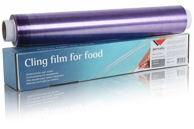 Eine Rolle Frischhaltefolie liegt auf einer blauen Schachtel