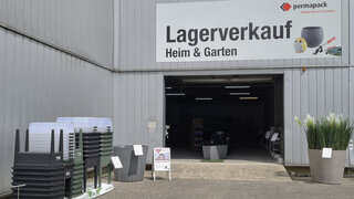 Eingang des Permapack-Lagerverkaufs mit offenem Tor