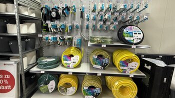 gartec AQUAJET Bewässerungsarmaturen und FITT Gartenschläuche in einem Regal im Permapack Lagerverkauf