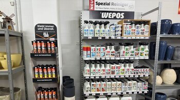 Regal mit WEPOS Spezial-Reiniger für vielfältige Anwendungsbereiche wie Haushalt, Sanitär und Aussenbereich im Permapack Lagerverkauf 