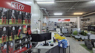 Im Vordergrund sind verschiedene Felco-Gartenwerkzeuge und im im Hintergrund ein Sortiment von Pflanzengefässen platziert.